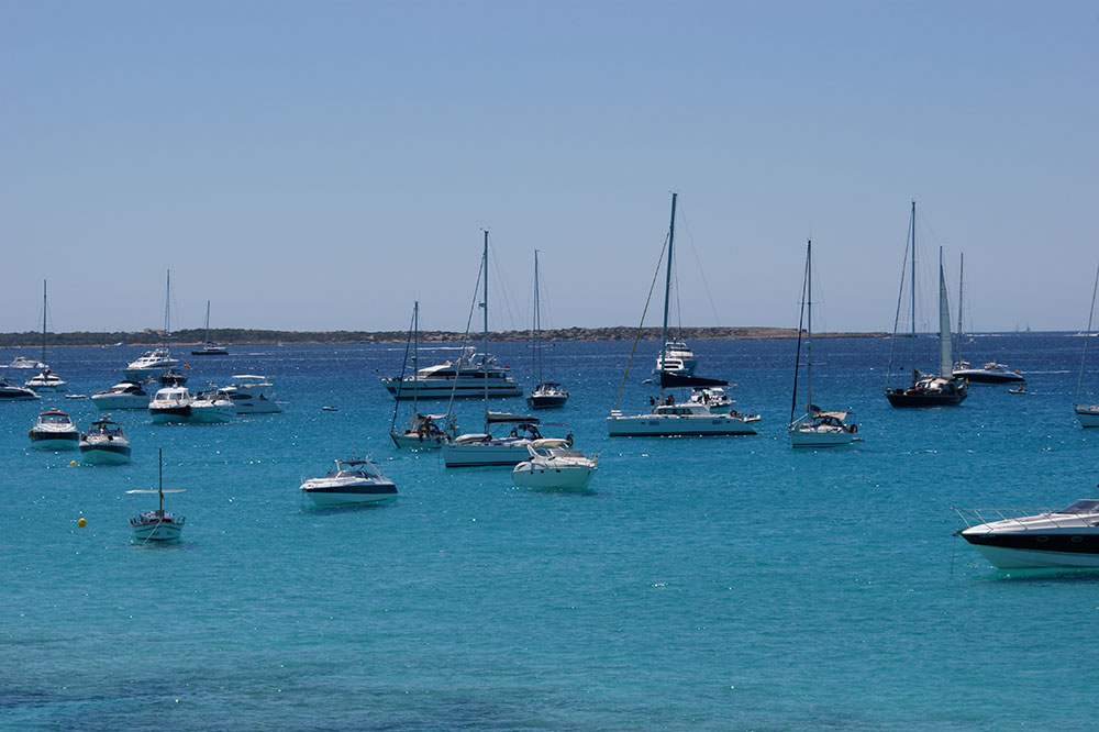 veleros fondeados en Formentera
